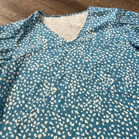 SHEIN Women’s XL Blue Heart Print V-Neck Flutter Sleeve Blouse EUC - Picture 3 of 7